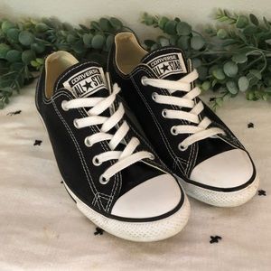 Black all star chucks